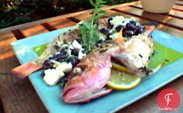 Snapper roșu întreg la grătar cu sare de mare și amestec proaspăt de oregano și gust de măsline negre și brânză feta