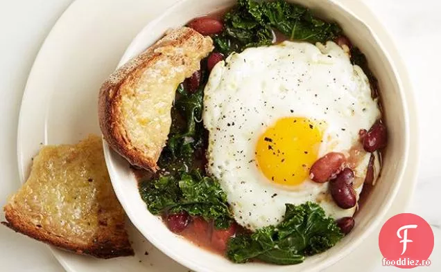 Tocană de fasole, varză kale și ou