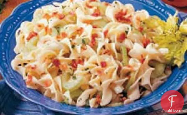 Salată germană de tăiței calde