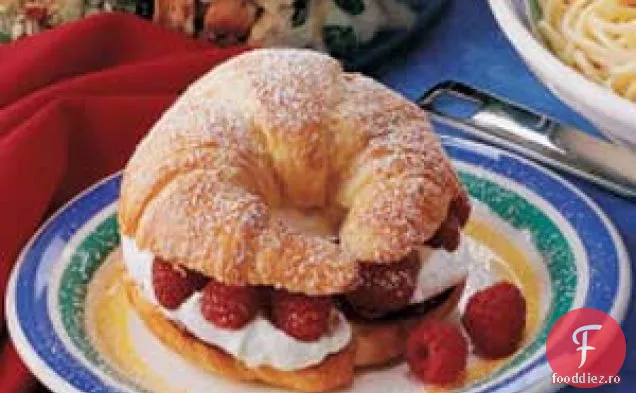 Croissante cu cremă de zmeură