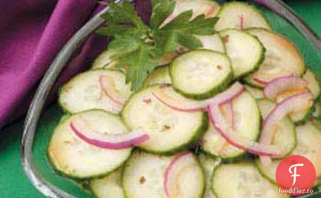 Salată asiatică de ceapă și castraveți