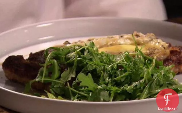 Cotlet de pui pane cu șuncă, cremă triplă de brânză și rucola baby