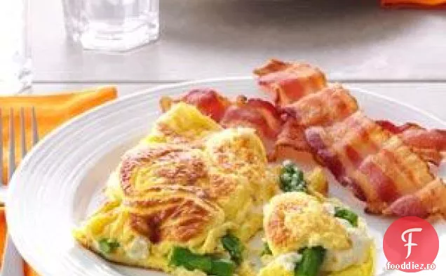 Omletă cu cremă de brânză și sparanghel