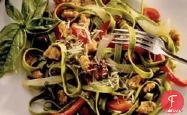 Fettuccine cu spanac, cârnați, ardei și măsline