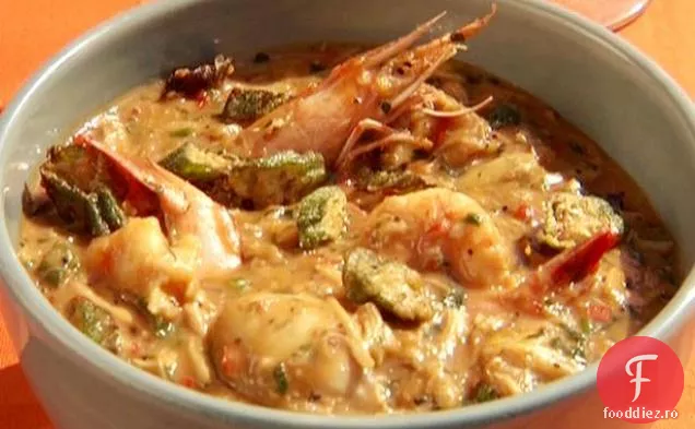 Gumbo cu crustacee și Andouille cu creveți, scoici, scoici și stridii cu okra crocantă