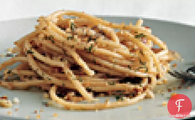 Paste cu sos picant de hamsii și pesmet de mărar