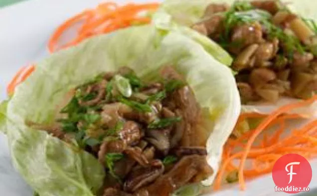 Salată învelită cu carne de porc condimentată