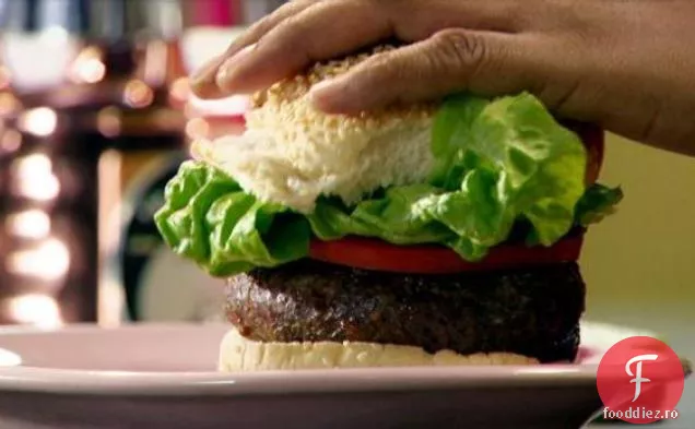 Burger umplut cu bacon, ceapă și brânză