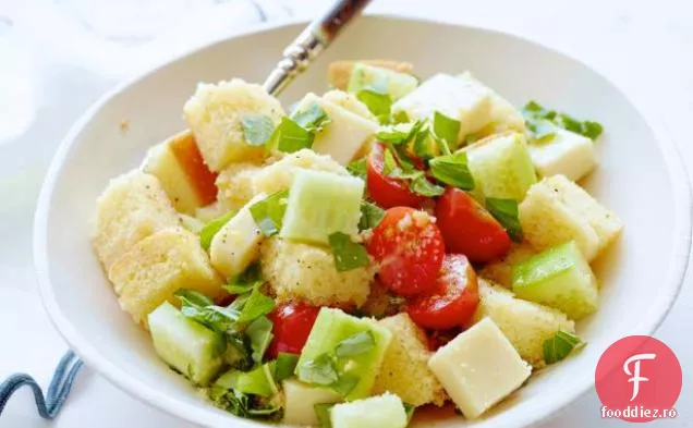 Salată Panzanella cu pâine de porumb