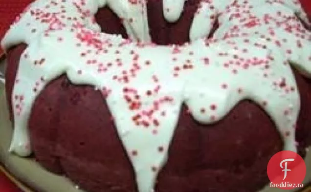 Bundt Red Velvet cu glazură de cremă de brânză