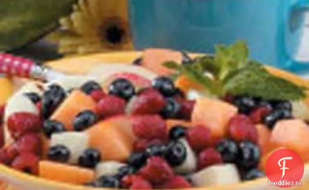 Salată de fructe cu scorțișoară și busuioc