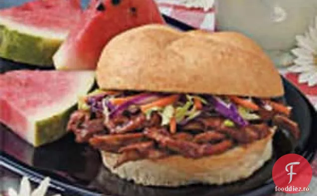 Sandvișuri cu carne de porc și salată de varză