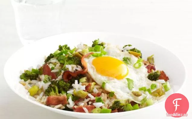 Bol de orez cu bacon și broccoli