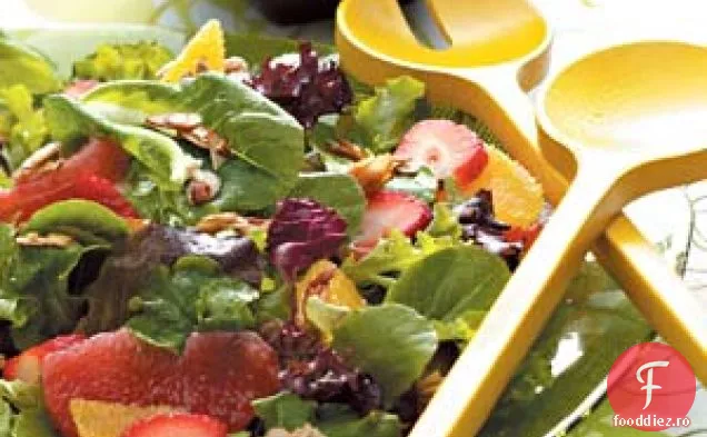 Salată de verdețuri mixte și citrice