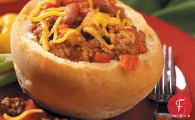 Chili cu pâine în bol