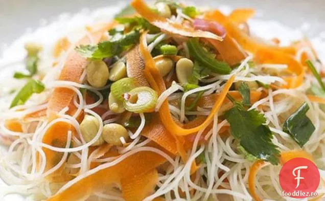 Salată Thailandeză De Tăiței De Morcovi