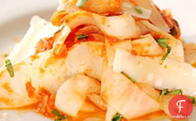 Daikon Fettucine cu sos de roșii-busuioc