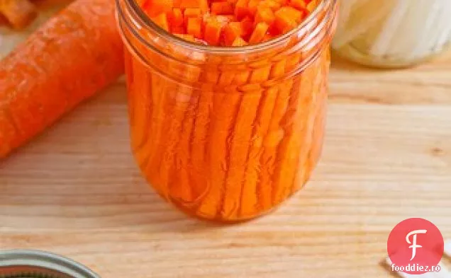Morcovi murați vietnamezi și ridiche Daikon