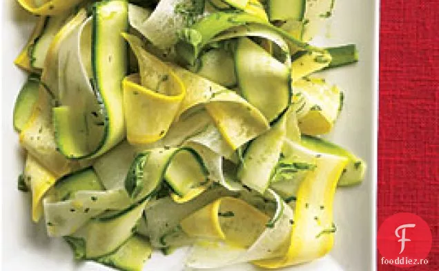Salată De Panglică De Dovlecei Și Dovlecei Galbeni Cu Daikon, Oregano Și Busuioc