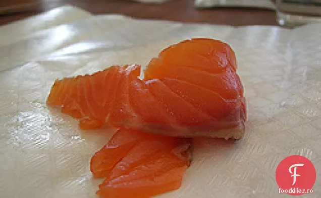 Gatiti cartea: triunghiuri de susan Wonton cu somon afumat si Wasabi