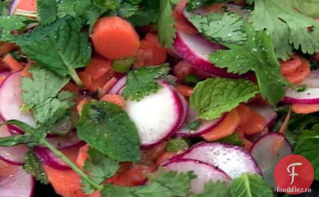 Salată de morcovi, portocale și ridichi