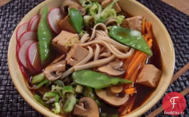 Taitei asiatici in bulion cu legume si Tofu