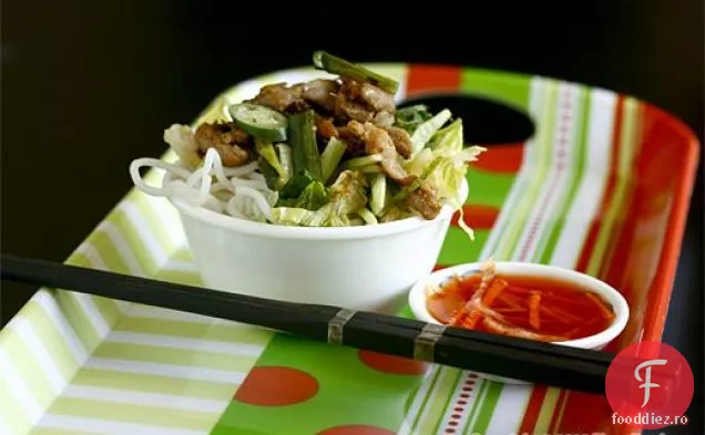 Pui la grătar vietnamez cu tăiței Vermicelli (Bun Ga nuong)