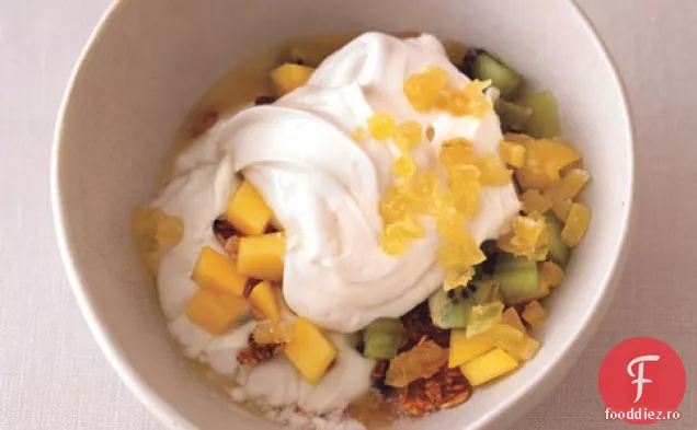 Iaurt Cu Granola, Fructe Tropicale Și Ghimbir Cristalizat