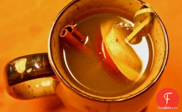 Hot Apple-ghimbir Toddy drept în sus cocktail-uri și băuturi spirtoase