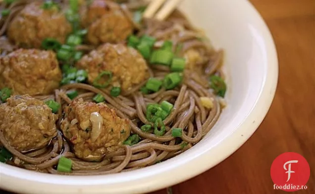 Tăiței Soba Cu Chiftele De Pui Cu Ghimbir Și Scallions