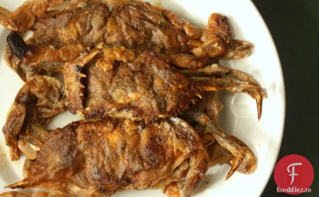 Crabi cu coajă moale cu linguină de cerneală de calmar și Pesto de coriandru-ghimbir