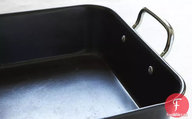 Carne de vită prăjită, sos, budincă Yorkshire și sos de hrean