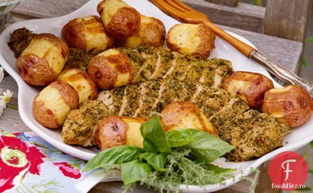 Filet de porc cu crustă de ierburi cu cartofi noi prăjiți cu hrean