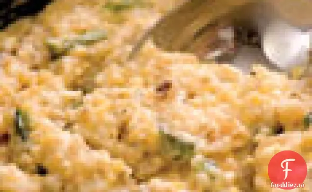 Crupe de brânză de hrean cu Confetti de ardei poblano prăjiți și ceapă roșie