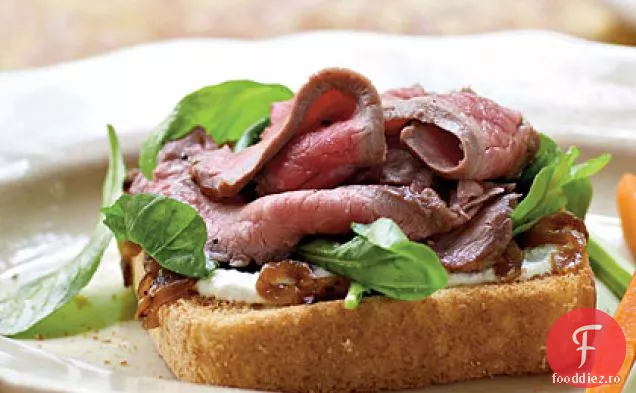 Sandwich-uri de carne de vită cu verdeață și cremă de hrean