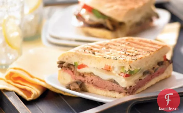 Friptură De Vită Și Provolone Panini