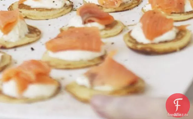 Blinis De Somon Afumat Cu CR Aproxormme Fra Aprox. Che & Hrean