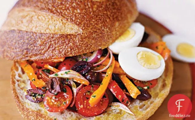 Sandwich de vară presat cu ouă și hamsii