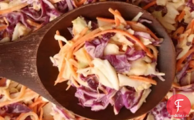 Coleslaw-ul sud-vestic al divei de bucătărie cu lapte cremos