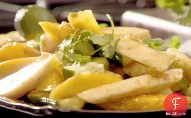Salată crocantă de jicama și Mango cu Chile și tei