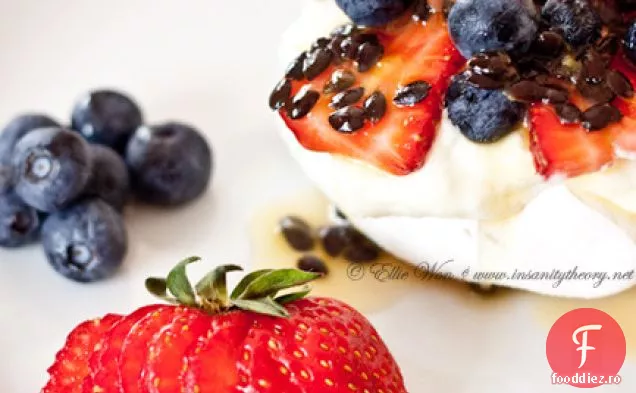 Pavlova Cu Cremă De Iaurt Și Fructe De Vară