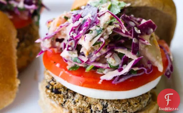 Black Bean Fiesta Veggie Burgers! Slaw pe partea de sus