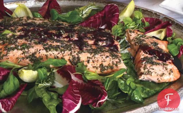 Rozmarin-partea frecat de somon cu cartofi prăjiți, păstârnac