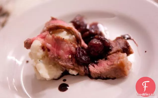 Friptură de ochi de coastă cu sos de vin roșu de struguri prăjiți și păstârnac cremos și cartofi