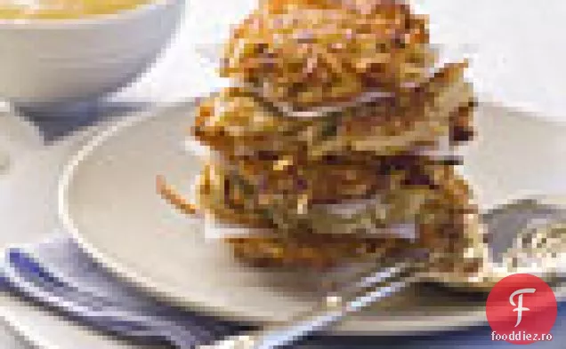 Latkes de cartofi-păstârnac cu sos de mere sărat