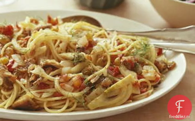 Spaghete cu sos de sardină-fenicul și salată de spanac
