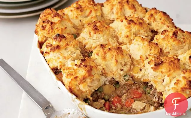 Potpie de vită și legume cu biscuiți Cheddar