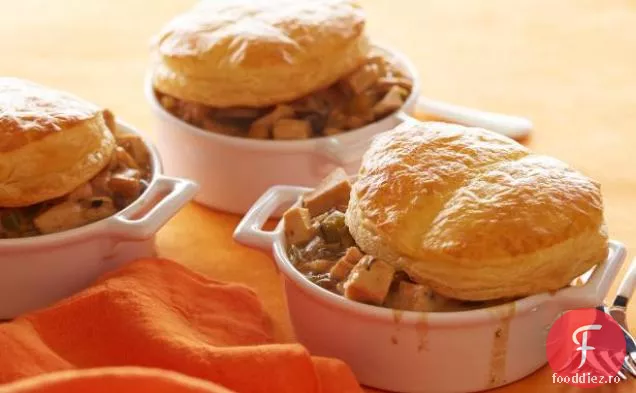 O oală cremoasă de pui și ciuperci cu Toppers de plăcintă cu Oală