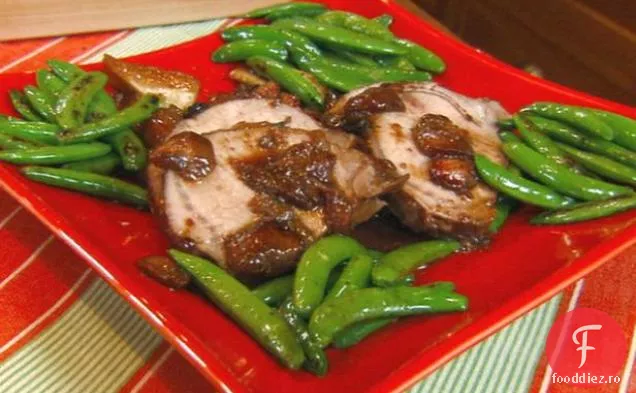 Friptură de porc cu sos de fructe de pădure amestecat cu țepi de chimen și păstârnac prăjit