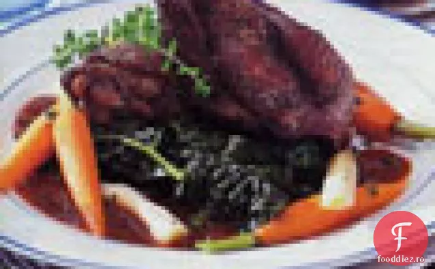 Pui în sos de vin roșu cu legume rădăcinoase și verdeață ofilită